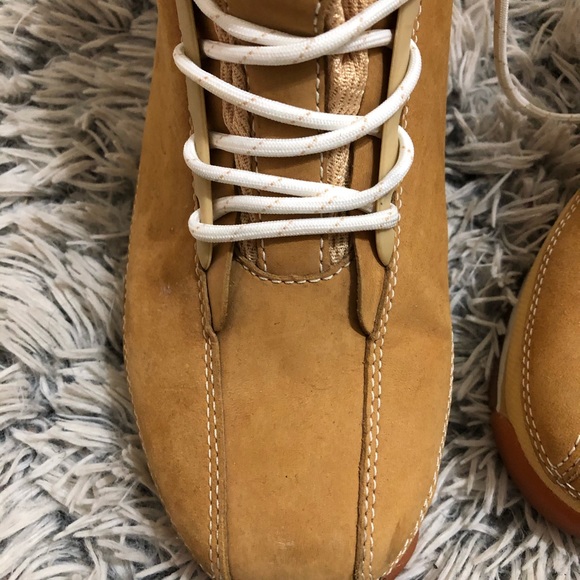 Women Timberlands - Picture 2 of 6